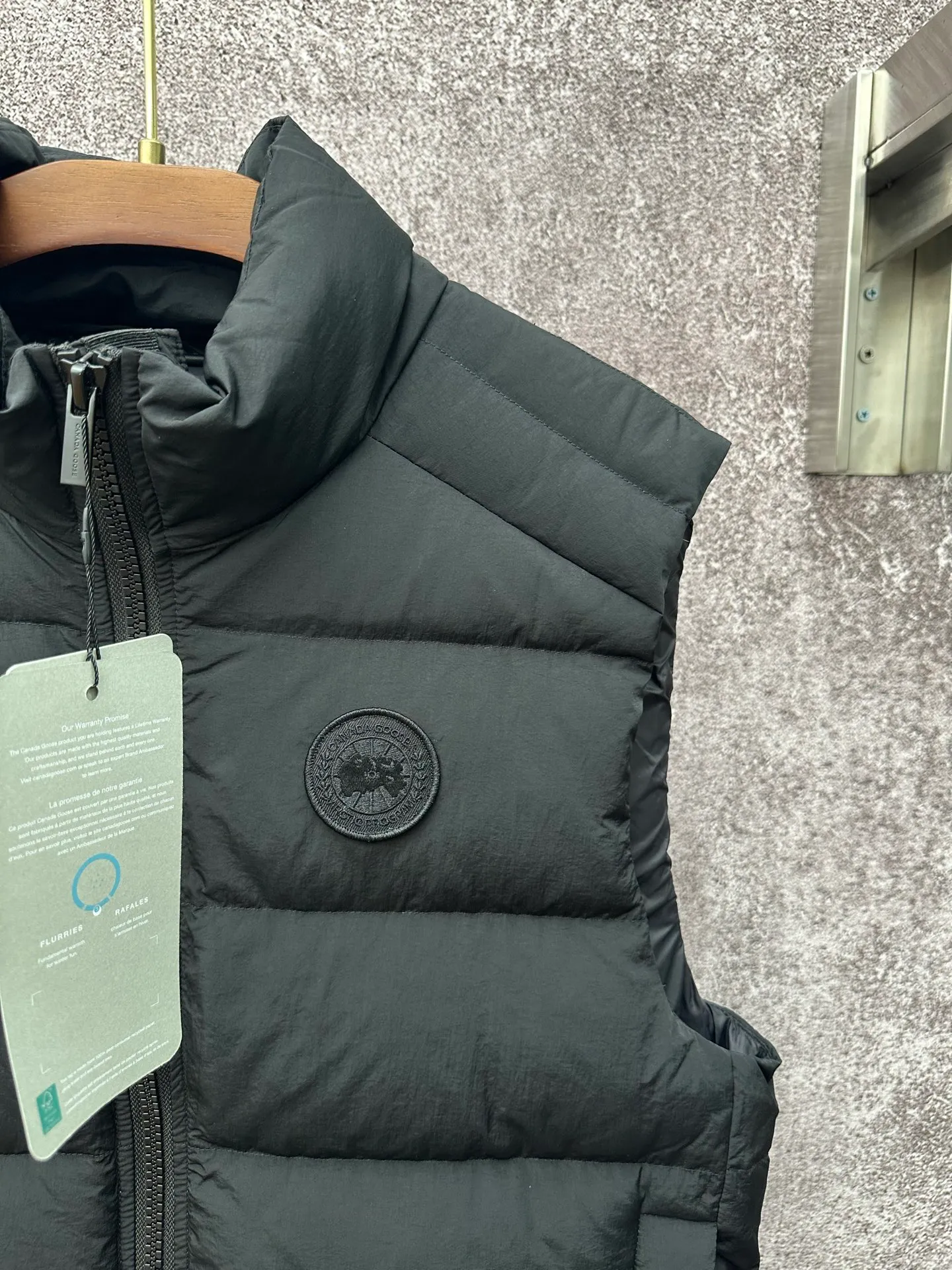 P720 Canada Goose Badge Down Vest Fabric selection: The use of high-quality protective nylon fabric not only enhances the wear resistance of the surface, but also takes into account wind resistance, ensuring excellent performance in various harsh weather conditions.  90 national standard high-quality white duck down: selected high-loft down, weighing 160g, light and warm, with excellent temperature locking performance and good resilience.  Three-dimensional quilting process: Precision thread reinforcement to prevent velvet drilling and ensure that the fluffy and resilient elasticity lasts as new.  Details: The ribbon is woven with polyester as the base, and the brand letters are decorated on the ribbon through high-precision computer embroidery. The edges of the pattern are clear, the stitches are fine and even, and multiple layers of embroidery thread are stacked to enhance the three-dimensional effect. Accessories: One-to-one customized logo, one-to-one customized zipper puller, one-to-one customized three-label SIZE: S M L XL